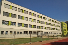Rückseite mit Schulgarten und Laufbahn