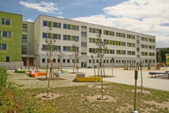 Frontansicht mit Schulhof