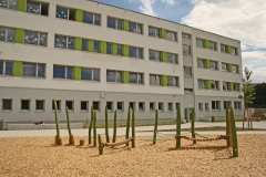 Frontansicht mit Schulhof