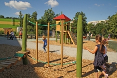 Schulhof mit abwechslungsreichen Spielgeräten aus Holz