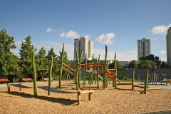 Schulhof mit abwechslungsreichen Spielgeräten aus Holz